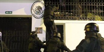 La Unión Europea y Noruega condenan el asalto a la embajada de México en Ecuador