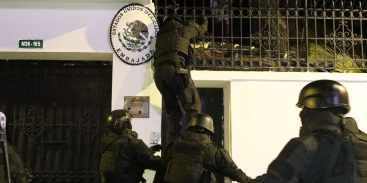 La Unión Europea y Noruega condenan el asalto a la embajada de México en Ecuador