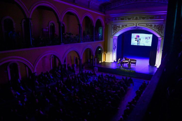 Con música pop y ópera conmemoran el natalicio del doctor Alfonso Ortiz Tirado