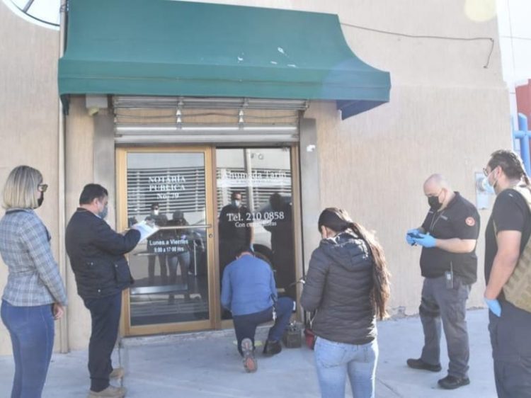 PREVIO CATEO, SE EJECUTARON ÓRDENES DE APREHENSIÓN A NOTARIO PÚBLICO EN HERMOSILLO POR SU PROBABLE PARTICIPACIÓN EN EL DELITO DE FRAUDE ESPECÍFICO, Y A UNA MUJER EN CALIDAD DE COAUTORA