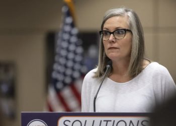 Arizona otorga recursos a la Policía ante liberación masiva de migrantes en la frontera