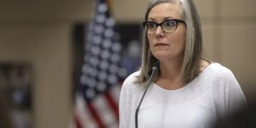 Arizona otorga recursos a la Policía ante liberación masiva de migrantes en la frontera