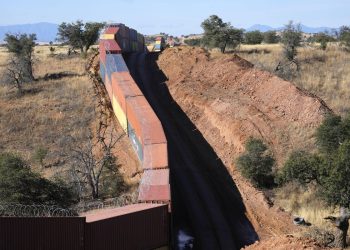 RETIRAN LOS CONTENEDORES EN LA FRONTERA ENTRE ARIZONA Y MÉXICO