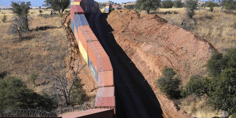 RETIRAN LOS CONTENEDORES EN LA FRONTERA ENTRE ARIZONA Y MÉXICO