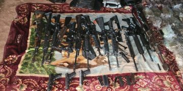 Secretaría de la Defensa Nacional asegura a hombres armados, rifles de asalto y droga en Valle de Guaymas