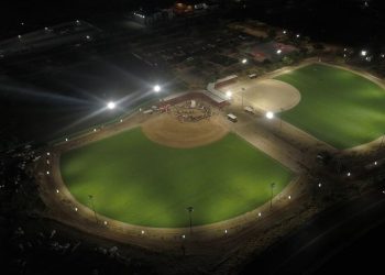 CUMPLE ANTONIO ASTIAZARÁN AL ILUMINAR CAMPOS DEPORTIVOS EN EL CÁRCAMO&nbsp;