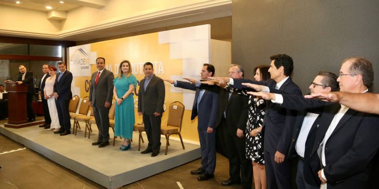 TOMA PROTESTA EL NUEVO COMITÉ DE CANADEVI SONORA