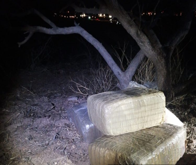 ENCUENTRA POLICÍA ESTATAL 30 KILOGRAMOS DE HIERBA EN CAMINO DE TERRACERÍA EN NOGALES 
