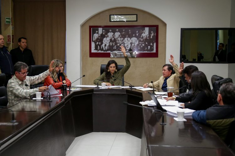 APRUEBAN CONTRATACUÓN Y REESTRUCTURA DE DEUDA EN COMISIÓN 