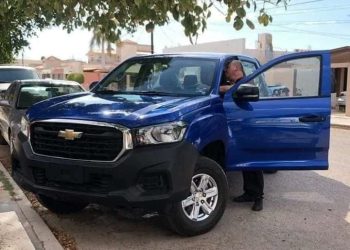 REGALA CHRISTIAN NODAL AUTOMÓVIL A SU MAESTRO DE PRIMARIA 