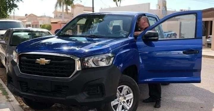 REGALA CHRISTIAN NODAL AUTOMÓVIL A SU MAESTRO DE PRIMARIA&nbsp;