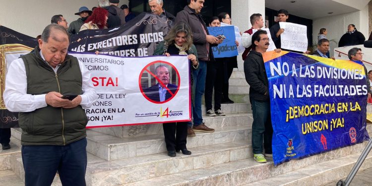 SE MANIFIESTAN MIEMBROS DEL STAUS POR FUERA DEL CONGRESO DEL ESTADO