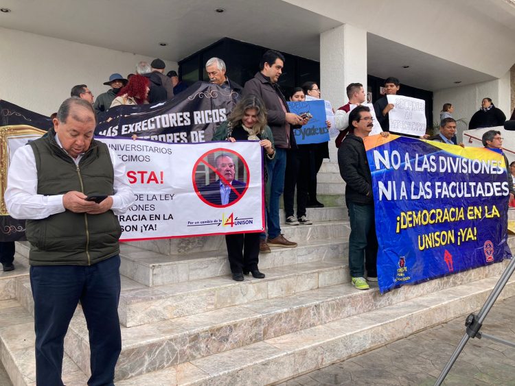 SE MANIFIESTAN MIEMBROS DEL STAUS POR FUERA DEL CONGRESO DEL ESTADO