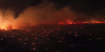ES APOCALÍPTICO: VARIOS MUERTOS EN MAUI, HAWÁI, POR LOS INCENDIOS FORESTALES QUE FORZARON A LA GENTE A LANZARSE AL MAR Y PONEN EN JAQUE LOS SERVICIOS DE EMERGENCIA