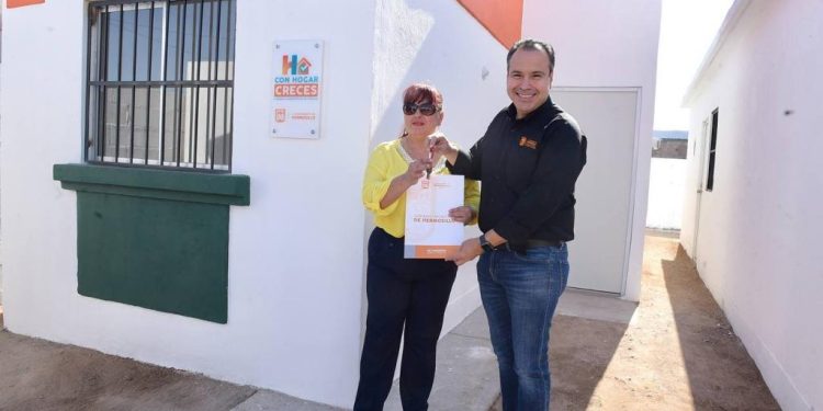 ENTREGA TOÑO ASTIAZARÁN VIVIENDAS A 3 FAMILIAS MÁS