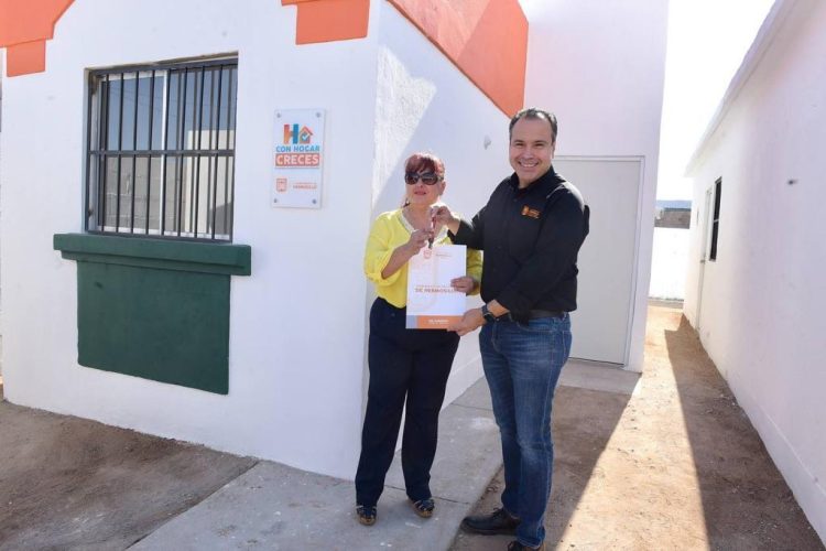 ENTREGA TOÑO ASTIAZARÁN VIVIENDAS A 3 FAMILIAS MÁS