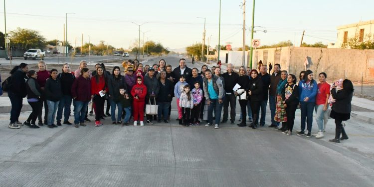 Entrega Toño Astiazarán pavimentación en un tramo más del bulevar Las Quintas