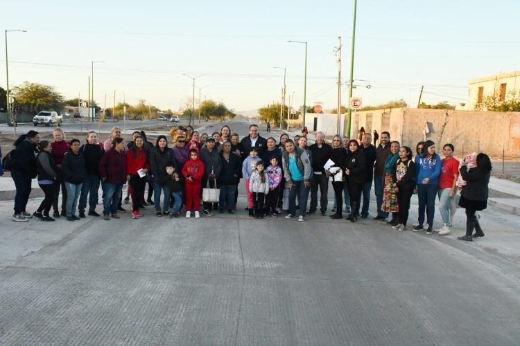 Entrega Toño Astiazarán pavimentación en un tramo más del bulevar Las Quintas