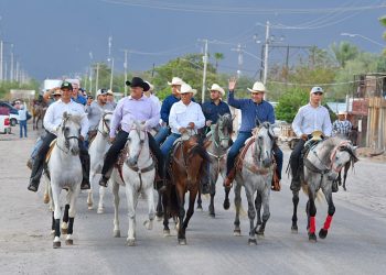 Toño Astiazarán convive en manifestación de Fiestas Patronales de San Pedro