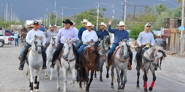 Toño Astiazarán convive en manifestación de Fiestas Patronales de San Pedro