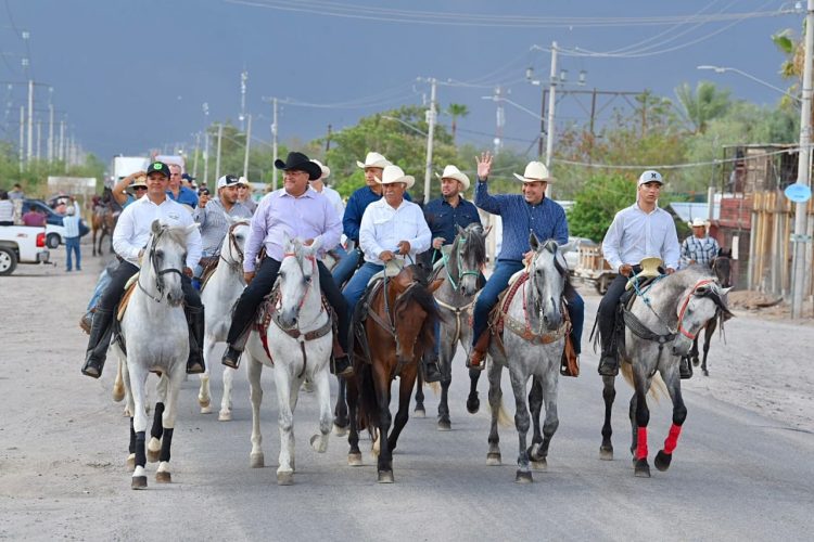 Toño Astiazarán convive en manifestación de Fiestas Patronales de San Pedro