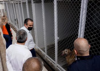 Verifica Toño Astiazarán mejores instalaciones para perros de la Unidad K9