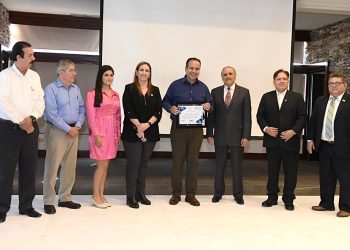 Alianza con la sociedad garantiza éxito de políticas públicas”: Toño AstiazaránHermosillo, Sonora.- Si el gobierno se alía con la sociedad daremos mejores resultados,  expresó el Presidente Municipal, Antonio Astiazarán Gutiérrez, en el XXIII aniversario del Consejo Integrador de la Construcción, la Industria y el Desarrollo (INCIDE) A. C. Manifestó su interés por el trabajo conjunto de la mano en proyectos como el reuso del agua, la comercialización del agua tratada, la implementación de medidas y obras de protección civil de la ciudad y acciones enfocadas a reparar la infraestructura. Toño Astiazarán tomó protesta al nuevo coordinador estatal del consejo INCIDE, Marco Antonio González Cubillas y a la coordinadora estatal Juvenil INCIDE, Marisa Márquez Noyola, así como a integrantes de sus respectivos consejos consultivos. “Muchas felicidades, el mayor de los éxitos a este nuevo consejo que hoy asume esta directiva, seguiremos trabajando de la mano con todas y todos ustedes para que a Hermosillo le vaya bien”, aseguró. Miembros de la asociación entregaron un reconocimiento al Presidente Municipal por su participación en la ceremonia con su conferencia magistral “Gobernanza y juventud”. Guillermo Moreno Ríos, presidente de INCIDE A. C., dijo que la organización es un crisol donde coinciden grandes personas que decidieron dar el paso para convertir sus ideales en realidades, en busca que sea un modelo replicado como ya lo está en dos estados de México, porque es al trabajar juntos como se puede definir una imagen clara del futuro. 