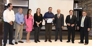 Alianza con la sociedad garantiza éxito de políticas públicas”: Toño AstiazaránHermosillo, Sonora.- Si el gobierno se alía con la sociedad daremos mejores resultados,&nbsp; expresó el Presidente Municipal, Antonio Astiazarán Gutiérrez, en el XXIII aniversario del Consejo Integrador de la Construcción, la Industria y el Desarrollo (INCIDE) A. C.&nbsp;Manifestó su interés por el trabajo conjunto de la mano en proyectos como el reuso del agua, la comercialización del agua tratada, la implementación de medidas y obras de protección civil de la ciudad y acciones enfocadas a reparar la infraestructura.&nbsp;Toño Astiazarán tomó protesta al nuevo coordinador estatal del consejo INCIDE, Marco Antonio González Cubillas y a la coordinadora estatal Juvenil INCIDE, Marisa Márquez Noyola, así como a integrantes de sus respectivos consejos consultivos.&nbsp;“Muchas felicidades, el mayor de los éxitos a este nuevo consejo que hoy asume esta directiva, seguiremos trabajando de la mano con todas y todos ustedes para que a Hermosillo le vaya bien”, aseguró.&nbsp;Miembros de la asociación entregaron un reconocimiento al Presidente Municipal por su participación en la ceremonia con su conferencia magistral “Gobernanza y juventud”.&nbsp;Guillermo Moreno Ríos, presidente de INCIDE A. C., dijo que la organización es un crisol donde coinciden grandes personas que decidieron dar el paso para convertir sus ideales en realidades, en busca que sea un modelo replicado como ya lo está en dos estados de México, porque es al trabajar juntos como se puede definir una imagen clara del futuro.&nbsp;