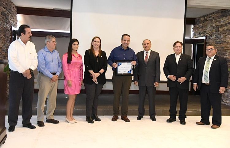 Alianza con la sociedad garantiza éxito de políticas públicas”: Toño AstiazaránHermosillo, Sonora.- Si el gobierno se alía con la sociedad daremos mejores resultados,  expresó el Presidente Municipal, Antonio Astiazarán Gutiérrez, en el XXIII aniversario del Consejo Integrador de la Construcción, la Industria y el Desarrollo (INCIDE) A. C. Manifestó su interés por el trabajo conjunto de la mano en proyectos como el reuso del agua, la comercialización del agua tratada, la implementación de medidas y obras de protección civil de la ciudad y acciones enfocadas a reparar la infraestructura. Toño Astiazarán tomó protesta al nuevo coordinador estatal del consejo INCIDE, Marco Antonio González Cubillas y a la coordinadora estatal Juvenil INCIDE, Marisa Márquez Noyola, así como a integrantes de sus respectivos consejos consultivos. “Muchas felicidades, el mayor de los éxitos a este nuevo consejo que hoy asume esta directiva, seguiremos trabajando de la mano con todas y todos ustedes para que a Hermosillo le vaya bien”, aseguró. Miembros de la asociación entregaron un reconocimiento al Presidente Municipal por su participación en la ceremonia con su conferencia magistral “Gobernanza y juventud”. Guillermo Moreno Ríos, presidente de INCIDE A. C., dijo que la organización es un crisol donde coinciden grandes personas que decidieron dar el paso para convertir sus ideales en realidades, en busca que sea un modelo replicado como ya lo está en dos estados de México, porque es al trabajar juntos como se puede definir una imagen clara del futuro. 