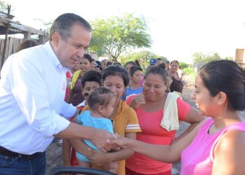 En zona afectada por lluvias del poblado Miguel Alemán dispone Toño Astiazarán ayuda a residentes