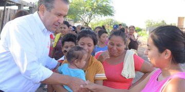 En zona afectada por lluvias del poblado Miguel Alemán dispone Toño Astiazarán ayuda a residentes