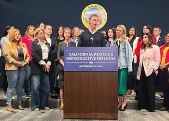 El gobernador Gavin Newsom quiere permitir que los médicos de Arizona realicen abortos en California