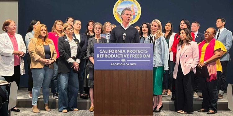 El gobernador Gavin Newsom quiere permitir que los médicos de Arizona realicen abortos en California