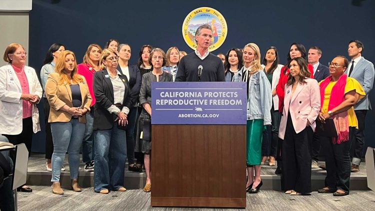 El gobernador Gavin Newsom quiere permitir que los médicos de Arizona realicen abortos en California