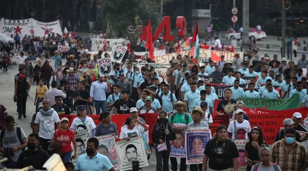 Familiares de los 43 normalistas exigen a AMLO reunión antes del 2 de junio