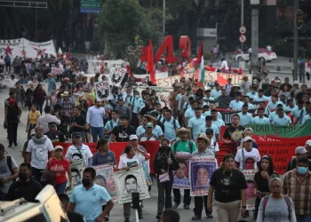Familiares de los 43 normalistas exigen a AMLO reunión antes del 2 de junio