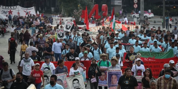 Familiares de los 43 normalistas exigen a AMLO reunión antes del 2 de junio