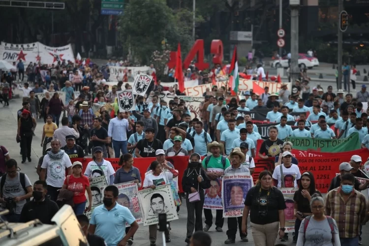 Familiares de los 43 normalistas exigen a AMLO reunión antes del 2 de junio