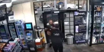 Guardia de seguridad le dispara a un hombre que saco su pistola (Video)