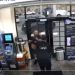 Guardia de seguridad le dispara a un hombre que saco su pistola (Video)