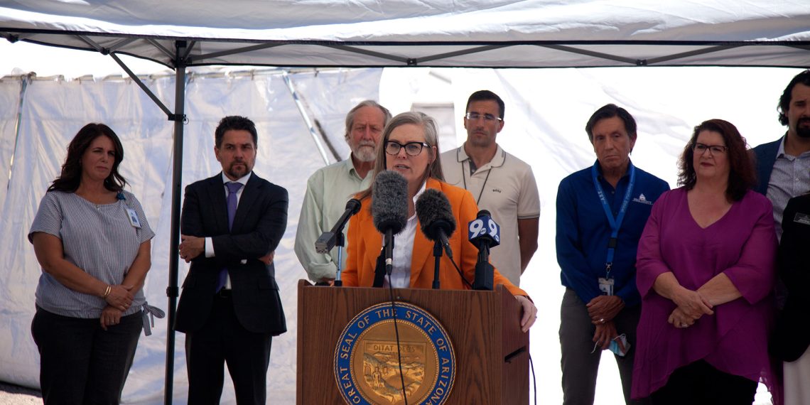 La gobernadora de Arizona, Katie Hobbs, establece un récord de veto