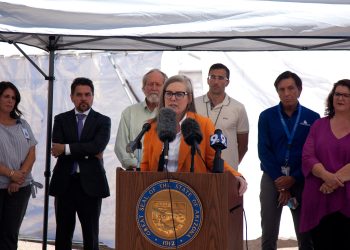 La gobernadora de Arizona, Katie Hobbs, establece un récord de veto