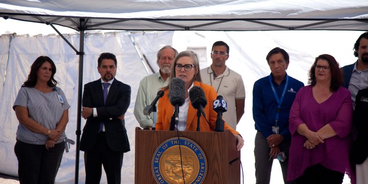 La gobernadora de Arizona, Katie Hobbs, establece un récord de veto