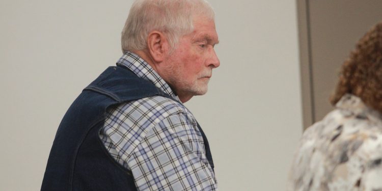 Jurado inicia juicio de un ranchero acusado de matar a tiros a un mexicano en su propiedad