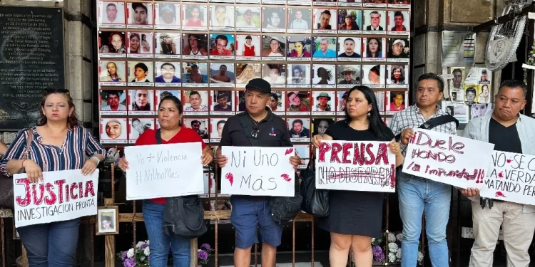 Periodistas protestan en Morelos por asesinato del comunicador Roberto Figueroa