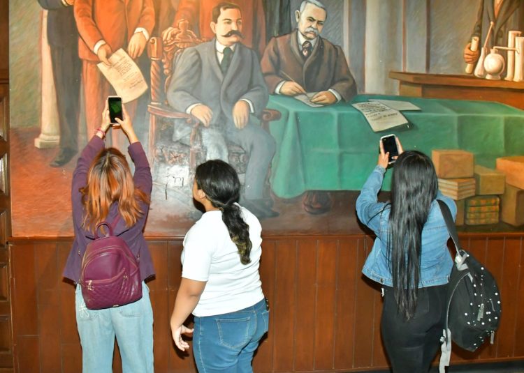 Aprecian estudiantes del COBACH murales del Palacio Municipal de Hermosillo