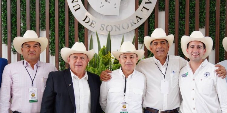 Acompaña Gobernador a ganaderos en asamblea general de UGRS