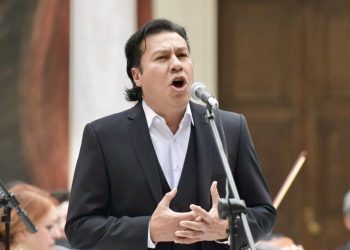 Recibe Medalla Emiliana de Zubeldía el tenor Jesús León