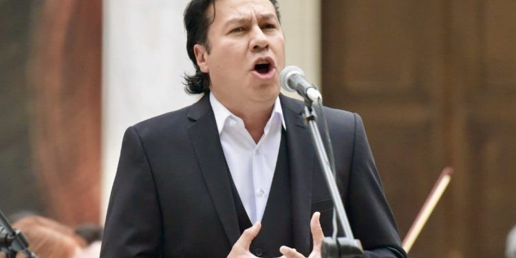 Recibe Medalla Emiliana de Zubeldía el tenor Jesús León