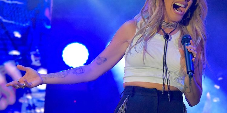 Deleita Kany García a fans en Fiestas del Pitic 2024